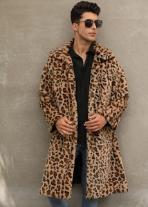 Vista dettagliata del cappotto leopardato in ecopelliccia con trama spessa e maxi revers