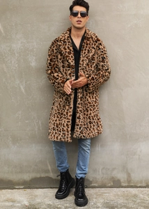 Cappotto lungo da uomo in ecopelliccia leopardata con colletto a rever e stile urbano
