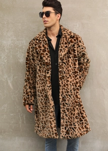 Dettaglio del risvolto di un cappotto di pelliccia con trama e motivo leopardato di lusso