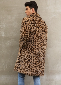 Vista dettagliata del retro di un cappotto da uomo in ecopelliccia con stampa leopardata
