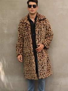 Cappotto da uomo in ecopelliccia leopardata con colletto a rever per l'inverno