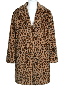 Dettaglio della trama del cappotto in ecopelliccia leopardata con colletto a rever classico