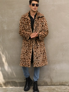 Cappotto lungo da uomo in ecopelliccia leopardata con colletto a rever e stile invernale
