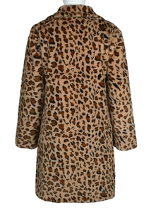 Vista posteriore di un cappotto lungo in ecopelliccia con stampa leopardata marrone e morbida