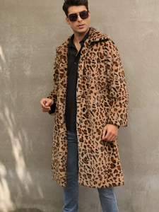 Cappotto da uomo in ecopelliccia leopardata con bavero per un look invernale trendy