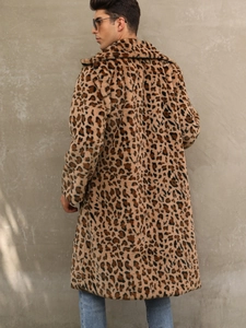 Cappotto da uomo leopardato in ecopelliccia con ampi revers e spessa fodera invernale