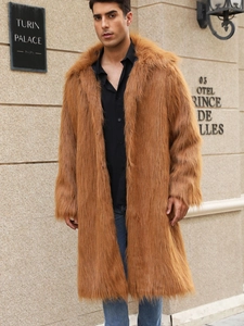 Cappotto lungo in ecopelliccia marrone da uomo con consistenza spessa e ampi baveri