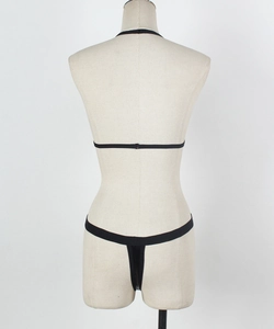 Vue arrière d'un ensemble bikini noir minimaliste avec fines brides et détails bouclés
