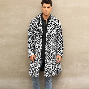 Dettaglio cappotto lungo da uomo in ecopelliccia zebrata con ampio rever e linea dritta