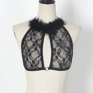 Soutien-gorge dos nu en dentelle noire avec col en plumes et anneau métallique