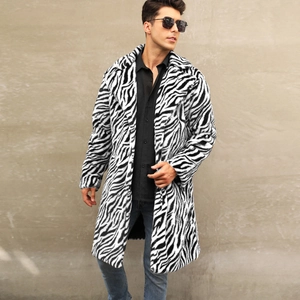 Dettaglio cappotto lungo in ecopelliccia da uomo con motivo zebrato bianco e nero