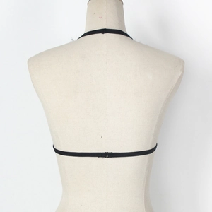 Détail des fines bretelles arrière du soutien-gorge en dentelle noire avec crochet en métal