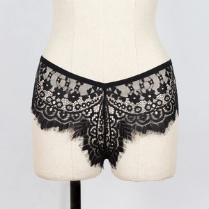 Détail de culotte chic en dentelle florale noire avec bordure en dentelle cil sur mannequin