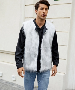 Dettaglio del gilet in ecopelliccia bianca da uomo con texture soffice e design aperto