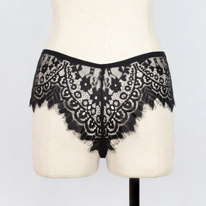 Détail de sous-vêtements en dentelle florale noire avec bordure cil sur mannequin