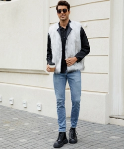 Foto all'aperto di gilet in pelliccia sintetica bianca da uomo con camicia e jeans