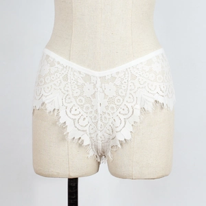 Gros plan sur une culotte en dentelle florale blanche avec bordure sur mannequin