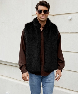 Détail du gilet en fausse fourrure noire pour homme avec texture pelucheuse de luxe
