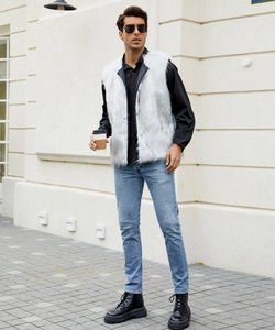 Dettaglio del gilet da uomo in ecopelliccia grigio chiaro con rifiniture in pelle sintetica