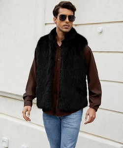 Détail du gilet en fausse fourrure noire pour homme, style hivernal chic et extérieur