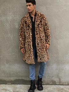 Cappotto da uomo in ecopelliccia media lunghezza con stampa leopardata e revers