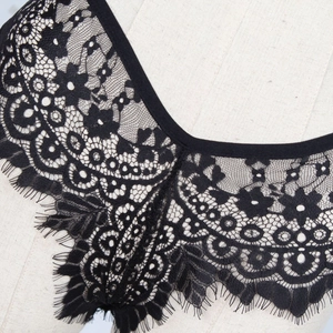 Gros plan sur la dentelle florale noire avec bordure cil délicate sur un mannequin