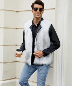 Foto outdoor di un gilet da uomo in ecopelliccia bianco argento con punte scure