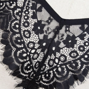 Détail de la dentelle florale noire délicate avec finition cils sur lingerie sexy