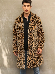 Cappotto lungo da uomo in eco-pelliccia tigrata con rever e calda trama in peluche