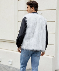 Dettaglio del retro di un gilet da uomo in ecopelliccia bianca con texture lunga e soffice