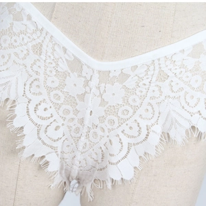 Gros plan sur la culotte en dentelle blanche avec détails de bordure en dentelle cil