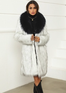 Détail d'un long manteau en fausse fourrure avec col noir contrasté et texture grise chic