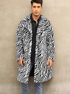Cappotto lungo da uomo in ecopelliccia con audace motivo zebrato bianco e nero e revers