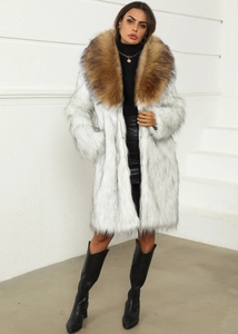 Détail du manteau en fausse fourrure blanche avec grand col en peluche marron