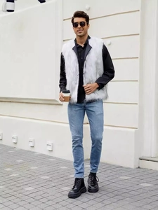 Gilet da uomo in ecopelliccia bianca abbinato a camicia nera per un look casual alla moda