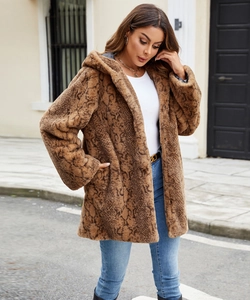 Détail de la texture en fausse fourrure léopard et capuche de ce manteau d'hiver