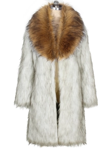Détail du manteau long en fausse fourrure grise avec un col en fourrure marron contrastant