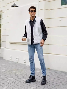 Gilet chic in ecopelliccia bianca da uomo durante un servizio fotografico di moda