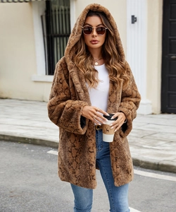 Détail du manteau à capuche en fausse fourrure marron avec motif animalier texturé