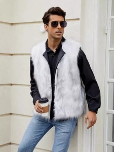 Gilet da uomo in ecopelliccia bianca con texture morbida a pelo lungo e collo alto