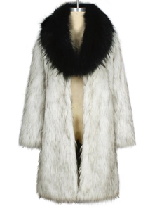 Détail d'un manteau long en fausse fourrure avec col noir et texture moelleuse gris et blanc