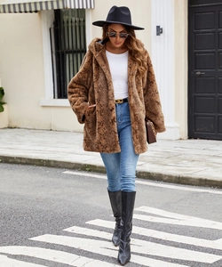 Détail d'un manteau en fausse fourrure à capuche avec motif serpent brun et peluche