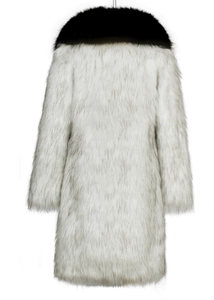 Vue détaillée de la texture du manteau en fausse fourrure et col noir contrasté