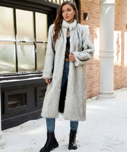 Détail du long manteau en fausse fourrure multicolore avec col montant pour l'hiver