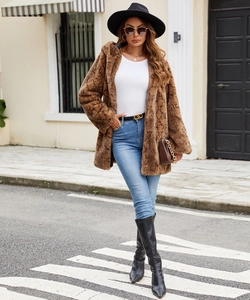 Photo de rue d'un long manteau en fausse fourrure marron à motif serpent pour femme