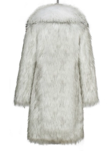 Gros plan du col en fausse fourrure épaisse et texture de ce long manteau d'hiver argenté