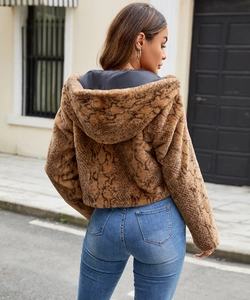 Vue arrière de la veste à capuche en fausse fourrure avec imprimé serpent marron et peluche