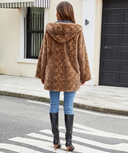 Vue arrière d'un manteau mi-long en fausse fourrure léopard avec capuche douce