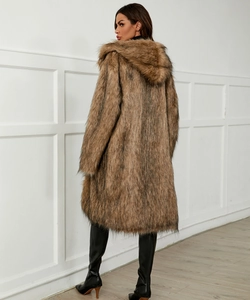 Vue arrière détaillée d'un manteau en fausse fourrure marron avec capuche et texture dense