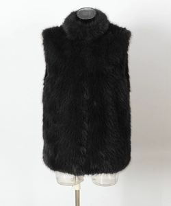 Détail du gilet en fausse fourrure noire de luxe avec texture épaisse et col montant